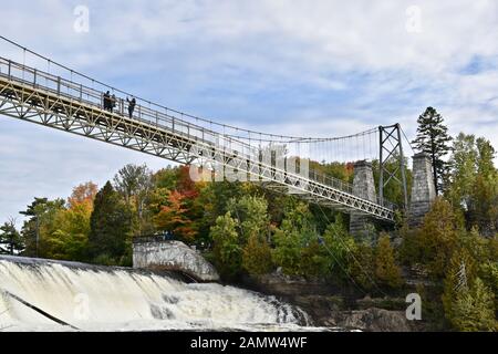 Le Pont-Pied Des Chutes Montmorency Qui Enjambent La Chute D'Eau De La Chute-Montmorency À Québec, Québec, Canada Banque D'Images