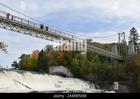 Le Pont-Pied Des Chutes Montmorency Qui Enjambent La Chute D'Eau De La Chute-Montmorency À Québec, Québec, Canada Banque D'Images