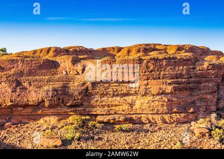 Le mur sud massif du Kings Canyon dans le parc national de Watarrka. Territoire Du Nord, Australie. Banque D'Images