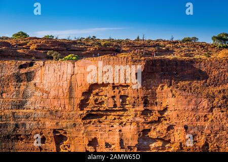 Le mur sud massif du Kings Canyon dans le parc national de Watarrka. Territoire Du Nord, Australie. Banque D'Images