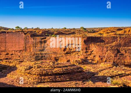 Le mur sud massif du Kings Canyon dans le parc national de Watarrka. Territoire Du Nord, Australie. Banque D'Images