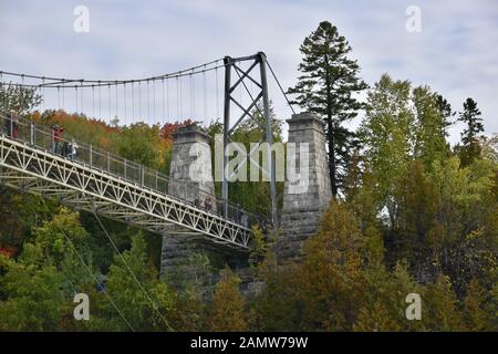 Le Pont-Pied Des Chutes Montmorency Qui Enjambent La Chute D'Eau De La Chute-Montmorency À Québec, Québec, Canada Banque D'Images