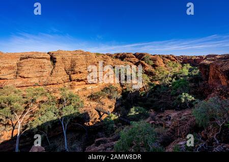 Paysage le long de la promenade de Kings Canyon Rim dans le territoire du Nord en Australie centrale Banque D'Images