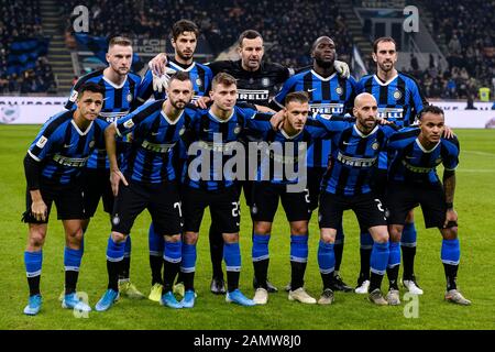 Milan, Italie - 14 janvier 2020: Les joueurs de FC Internazionale posent pour une photo d'équipe avant le match de football Coppa Italia entre FC Internazionale et Cagliari Calcio. FC Internazionale a gagné 4-1 sur Cagliari Calcio. Crédit: Nicolò Campo/Alay Live News Banque D'Images