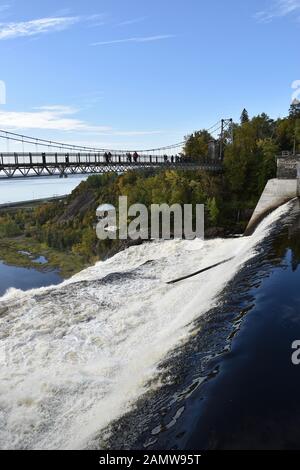 Le Pont-Pied Des Chutes Montmorency Qui Enjambent La Chute D'Eau De La Chute-Montmorency À Québec, Québec, Canada Banque D'Images