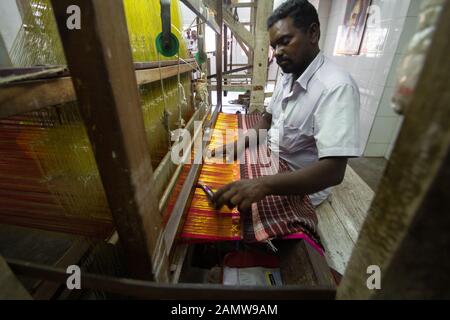 Silk weaver à son métier à tisser dans sa maison, le tissage de la soie, sari Kanchipuram Kanchipuram, Tamil Nadu, Inde, Asie Banque D'Images