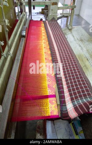Silk weaver à son métier à tisser dans sa maison, le tissage de la soie, sari Kanchipuram Kanchipuram, Tamil Nadu, Inde, Asie Banque D'Images