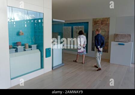 Les touristes dans le Museo Maya de Cancun Cancun ou Musée maya qui a ouvert en novembre 2012, Cancun, Mexique Banque D'Images