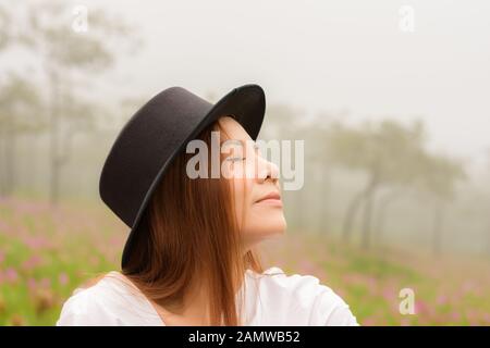 portrait d'une femme se reposant dans le jardin siam tulip Banque D'Images