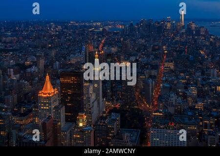 New York, États-Unis - 31 mai 2016 : vue aérienne au coucher du soleil sur le bas de Manhattan, One World Trade Center, le centre-ville, la Statue de la liberté et les gratte-ciel de Jersey City Banque D'Images