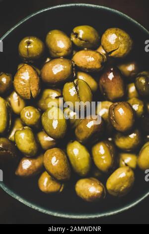 Plat d'olives méditerranéennes marinées fraîches, gros plan Banque D'Images