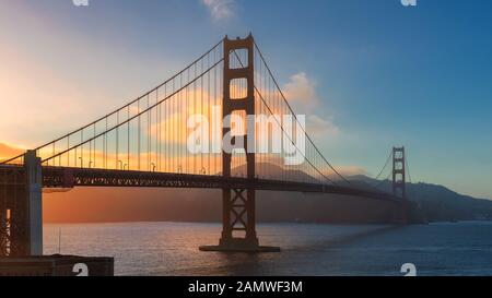 Coucher De Soleil Au Golden Gate Bridge, San Francisco, Californie. Banque D'Images