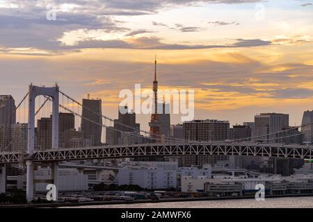 Vue aérienne de l'horizon de Tokyo avec pont en arc-en-ciel et la tour de Tokyo à Tokyo Bay Sunset de Crépuscule à Tokyo Odaiba Japon Kanto-ville. Banque D'Images