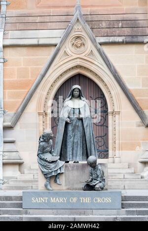 Une statue de St Marie de la Croix (Helen Mary Mackillop) sur le côté ouest (rue College) de Saint Mary's Cathedral de Sydney, Australie Banque D'Images