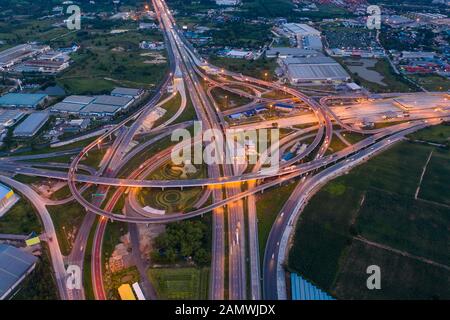 Vue aérienne de l'autoroute de nuit, péage, l'autoroute, les routes de la ville. transports - trafic. Banque D'Images