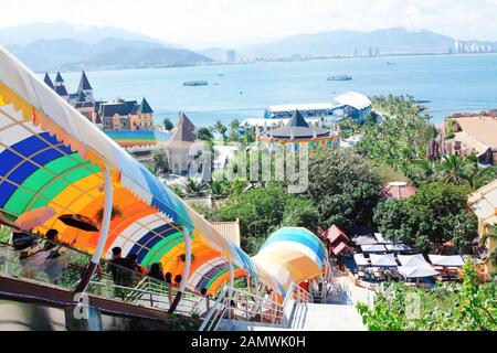 Nha Trang, nha trang, Chine. 15 janvier 2020. La ville balnéaire de nha trang, connue sous le nom de « Little maldives », est devenue une attraction touristique populaire en Asie du Sud-est. Le parc d'attractions du nouvel an chinois, construit par des magoins russes, a attiré de nombreux touristes chinois à découvrir la plus longue téléphérique d'Asie à travers la mer. Crédit: Sipa Asia/Zuma Wire/Alay Live News Banque D'Images