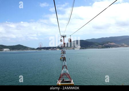 Nha Trang, nha trang, Chine. 15 janvier 2020. La ville balnéaire de nha trang, connue sous le nom de « Little maldives », est devenue une attraction touristique populaire en Asie du Sud-est. Le parc d'attractions du nouvel an chinois, construit par des magoins russes, a attiré de nombreux touristes chinois à découvrir la plus longue téléphérique d'Asie à travers la mer. Crédit: Sipa Asia/Zuma Wire/Alay Live News Banque D'Images