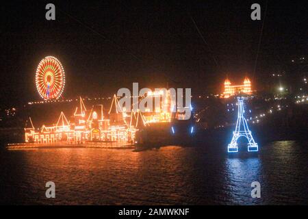 Nha Trang, nha trang, Chine. 15 janvier 2020. La ville balnéaire de nha trang, connue sous le nom de « Little maldives », est devenue une attraction touristique populaire en Asie du Sud-est. Le parc d'attractions du nouvel an chinois, construit par des magoins russes, a attiré de nombreux touristes chinois à découvrir la plus longue téléphérique d'Asie à travers la mer. Crédit: Sipa Asia/Zuma Wire/Alay Live News Banque D'Images