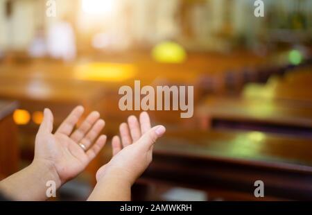 Femme mains sont culte dieu chrétien alors que dans l'église. Eucharistie Therapy bénir Dieu aidant se repentir Carême Pâques Catholique l'esprit prier. Concept chrétien ba Banque D'Images