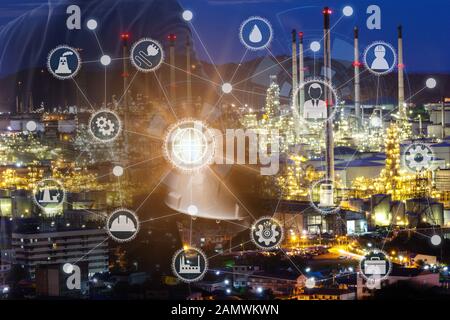 Contremaître d'affaires travaillant avec l'industrie de la raffinerie de pétrole de nuit et de l'industrie de l'usine d'icônes. Usine de la nuit que la communication de l'énergie. Technologie à puce Banque D'Images