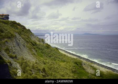 Vue d'une colline dominant la plage de la Côte des basques vers l'Espagne, par pasakdek Banque D'Images