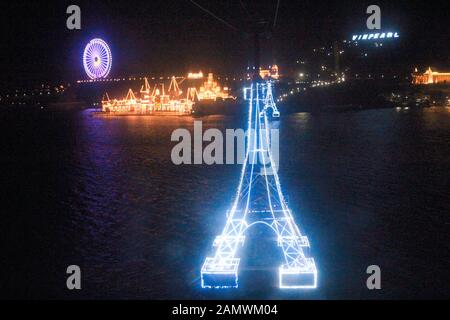 Nha Trang, nha trang, Chine. 15 janvier 2020. La ville balnéaire de nha trang, connue sous le nom de « Little maldives », est devenue une attraction touristique populaire en Asie du Sud-est. Le parc d'attractions du nouvel an chinois, construit par des magoins russes, a attiré de nombreux touristes chinois à découvrir la plus longue téléphérique d'Asie à travers la mer. Crédit: Sipa Asia/Zuma Wire/Alay Live News Banque D'Images