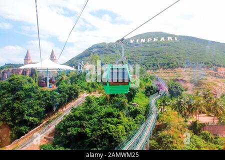 Nha Trang, nha trang, Chine. 15 janvier 2020. La ville balnéaire de nha trang, connue sous le nom de « Little maldives », est devenue une attraction touristique populaire en Asie du Sud-est. Le parc d'attractions du nouvel an chinois, construit par des magoins russes, a attiré de nombreux touristes chinois à découvrir la plus longue téléphérique d'Asie à travers la mer. Crédit: Sipa Asia/Zuma Wire/Alay Live News Banque D'Images