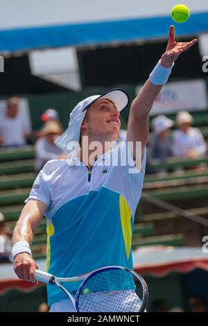 15 janvier 2020: Melbourne, AUSTRALIE - 15 JANVIER 2020: Marc Polmans (AUS) sert à Matteo Berrettini (ITA) à l'AgBioEn Kooyong Classic le deuxième jour à Melbourne Australie crédit: Chris Putnam/ZUMA Wire/Alay Live News Banque D'Images