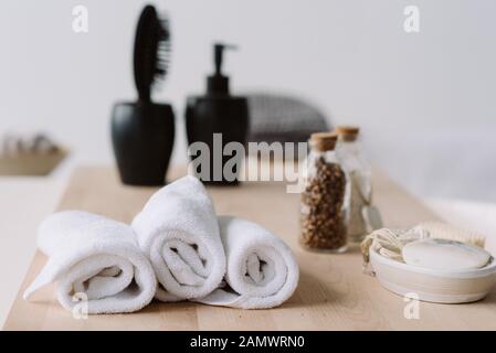 Détails d'une salle de bains élégante. Salle de bains de luxe moderne concept. Savon, brosse, des serviettes et des sels de bain. Spa et détente Banque D'Images