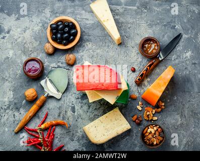 Grand assortiment de fromages internationaux sur fond d'ardoise.variété de fromage Banque D'Images