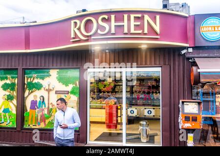 Lutsk, Ukraine - 21 août 2018 : rue avec des personnes debout par Roshen Store et café Aromat Kavy sur la chaussée de l'oblast de Volyn Banque D'Images