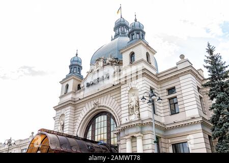 Lviv, Ukraine - 30 juillet 2018 : façade extérieure architecture de la gare de Lvov dans la ville historique d'Ukraine et personne Banque D'Images