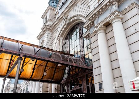 Lviv, Ukraine - 30 juillet 2018 : façade extérieure d'entrée architecture de la gare ferroviaire de Lvov dans la ville historique d'Ukraine et personne Banque D'Images