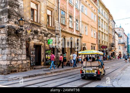 Lviv, Ukraine - 1 août 2018 : tramway en tramway dans la ville historique ukrainienne polonaise de la vieille ville avec visite en voiture Banque D'Images