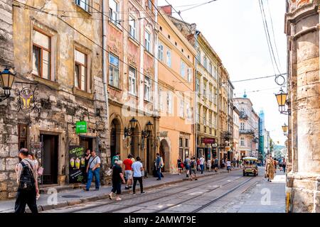 Lviv, Ukraine - 1 août 2018 : tramway en tramway dans la ville historique ukrainienne de la vieille ville, près de la place du marché, avec visite en voiture Banque D'Images