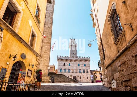 Montepulciano, Italie - 28 août 2018: Ruelle rue étroite dans un petit village de ville en Toscane pendant la journée ensoleillée d'été avec place piazza Banque D'Images