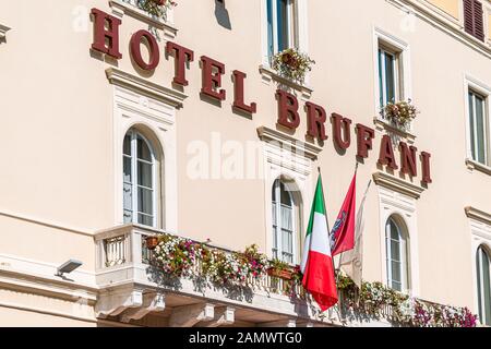 Pérouse, Italie - 29 août 2018: Vieux bâtiments étrusques historiques du village de ville en été avec signe pour l'hôtel brufani Banque D'Images