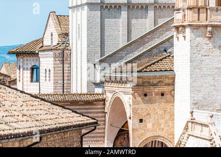 Assise, Italie - 29 août 2018 : basilique papale de l'église Saint François en Italie avec façade d'architecture cathédrale et clôture abstraite du mur de pierre Banque D'Images