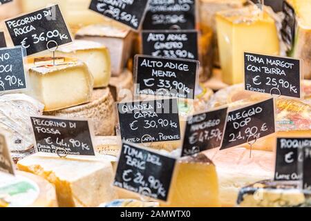 Florence, Italie - 30 août 2018 : de nombreuses variétés de fromages italiens sont exposées sur le marché central de Firenze Italie avec des prix de signe Banque D'Images