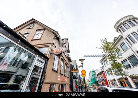 Reykjavik, Islande - 19 juin 2018: Laugavegur Street Road dans le centre-ville vue à grand angle et magasins boutiques des panneaux de whisky bar Banque D'Images