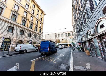 Rome, Italie - 5 septembre 2018 : rue italienne à l'extérieur de la ville, rue grand angle avec les gens sur le trottoir par la gare termini Banque D'Images