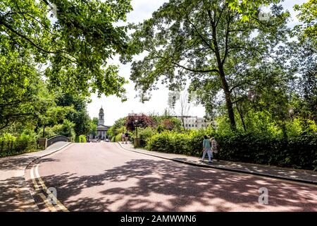 Londres, Royaume-Uni - 24 juin 2018 : Regent's Park pendant la journée d'été avec route de rue et pont avec vue sur l'église paroissiale St Marylebone Banque D'Images