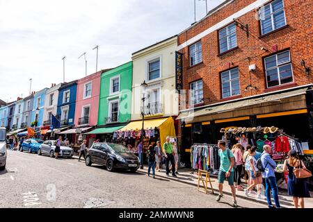 Londres, Royaume-Uni - 24 juin 2018: Notting Hill Street à Kensington avec coloré vert multicolore célèbre style appartements architecture route et les gens shoppin Banque D'Images