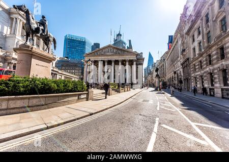 Londres, Royaume-Uni - 26 juin 2018 : rue au centre de la ville du quartier financier du centre-ville avec architecture d'échange royal et statue de Wellington Banque D'Images