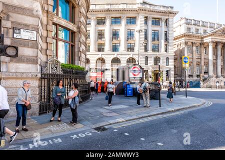 Londres, Royaume-Uni - 26 juin 2018 : centre-ville du quartier financier et panneau pour la station de métro Bank vue grand angle avec l'ancienne architecture dans le quartier des affaires Banque D'Images