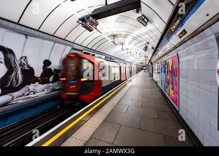 Londres, Royaume-Uni - 26 juin 2018: Plate-forme avec les gens à la station de métro Pimlico et l'intérieur avec des annonces publicitaires et tunnel Banque D'Images