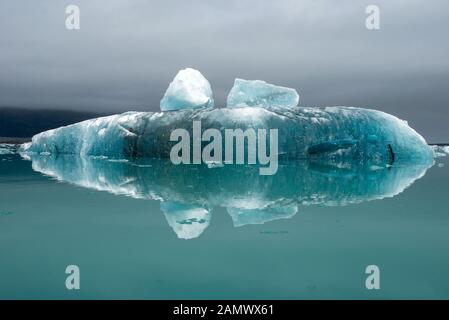 La fonte des icebergs en raison du réchauffement planétaire et du changement climatique en flottant Jokulsarlon glacial lagoon. Parc national du Vatnajökull, Islande Banque D'Images