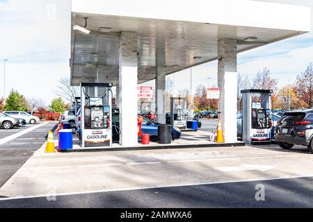 Sterling, États-Unis - 21 novembre 2019: Voitures de remplissage de véhicules avec essence essence de pétrole au magasin Costco en Virginie Banque D'Images