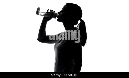 Boisson alcoolisée sportswoman, garder l'équilibre de l'eau après l'entraînement, santé Banque D'Images