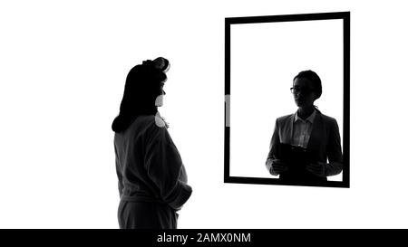 Triste femme enceinte regardant dans le miroir, se imaginant réussi patron de dame Banque D'Images